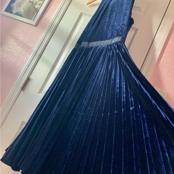 Ted Baker Cornella pleated velvet midi dress Blue- UK Sz 2 - US size  6-8 - Picture 2 of 6